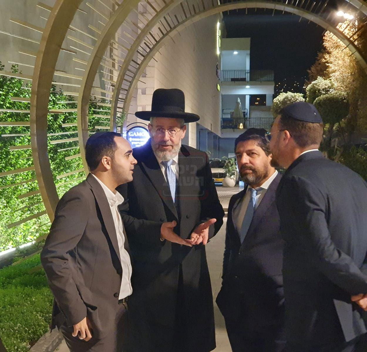 מה חיפשו החוקרים בבית העוזר החרדי? | 'זופניק בכיכר' עם כל התמונות, הנייעס והחשיפות של השבוע