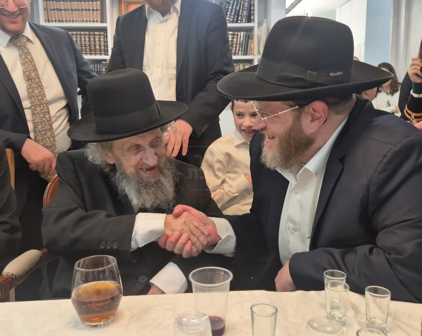 מה חיפשו החוקרים בבית העוזר החרדי? | 'זופניק בכיכר' עם כל התמונות, הנייעס והחשיפות של השבוע