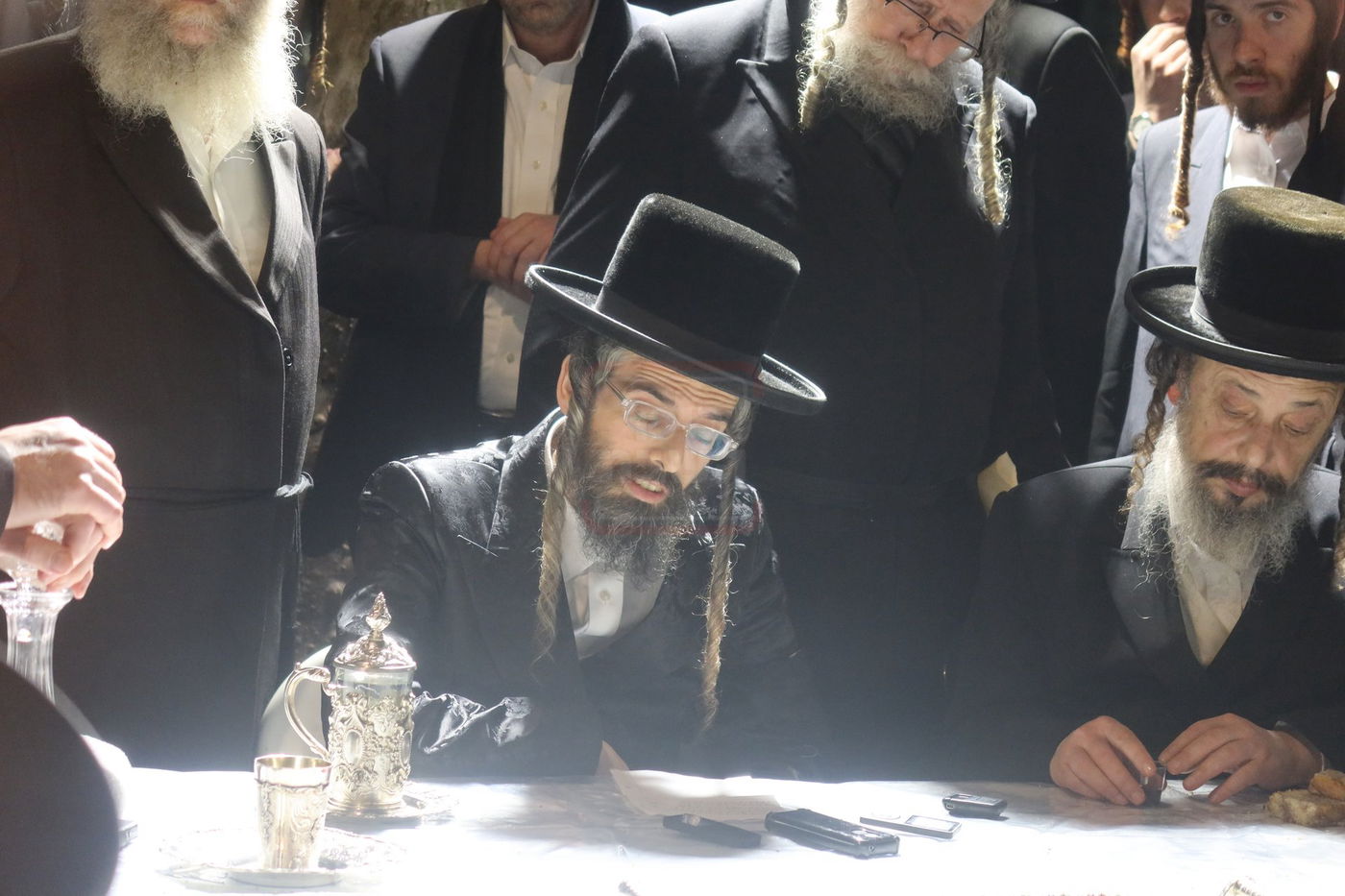 האדמו"ר מזוועהיל בתפילה בציון הק' בבית הקברות שייח באדר