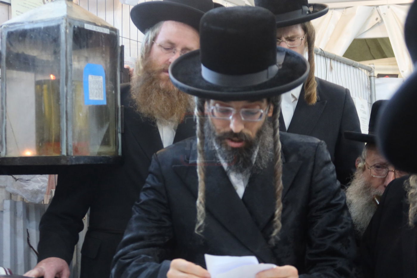 האדמו"ר מזוועהיל בתפילה בציון הק' בבית הקברות שייח באדר