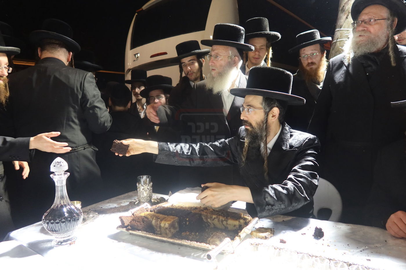 האדמו"ר מזוועהיל בתפילה בציון הק' בבית הקברות שייח באדר