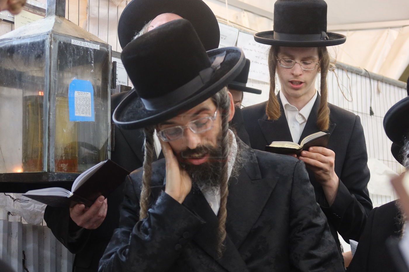 האדמו"ר מזוועהיל בתפילה בציון הק' בבית הקברות שייח באדר