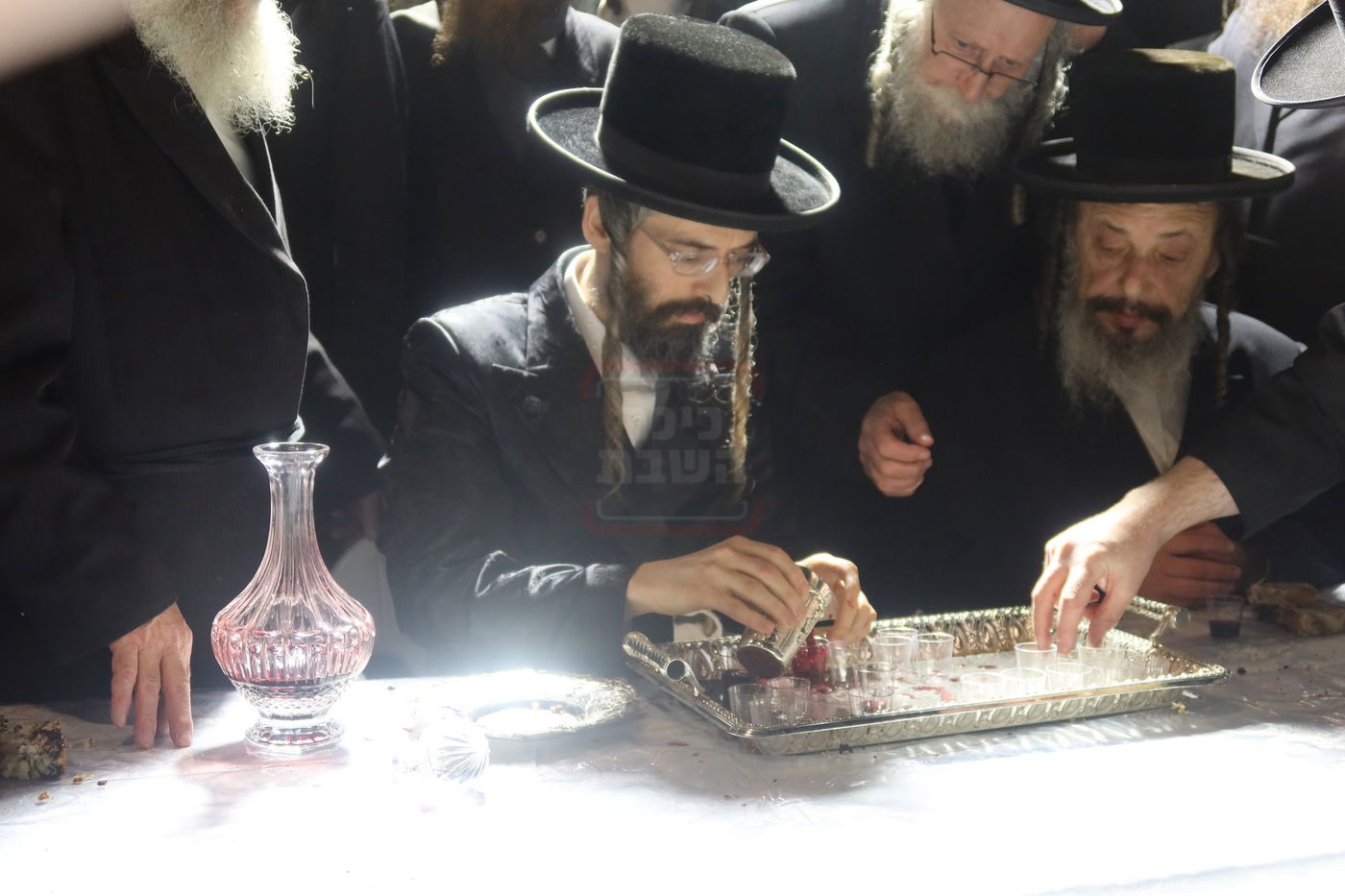 האדמו"ר מזוועהיל בתפילה בציון הק' בבית הקברות שייח באדר