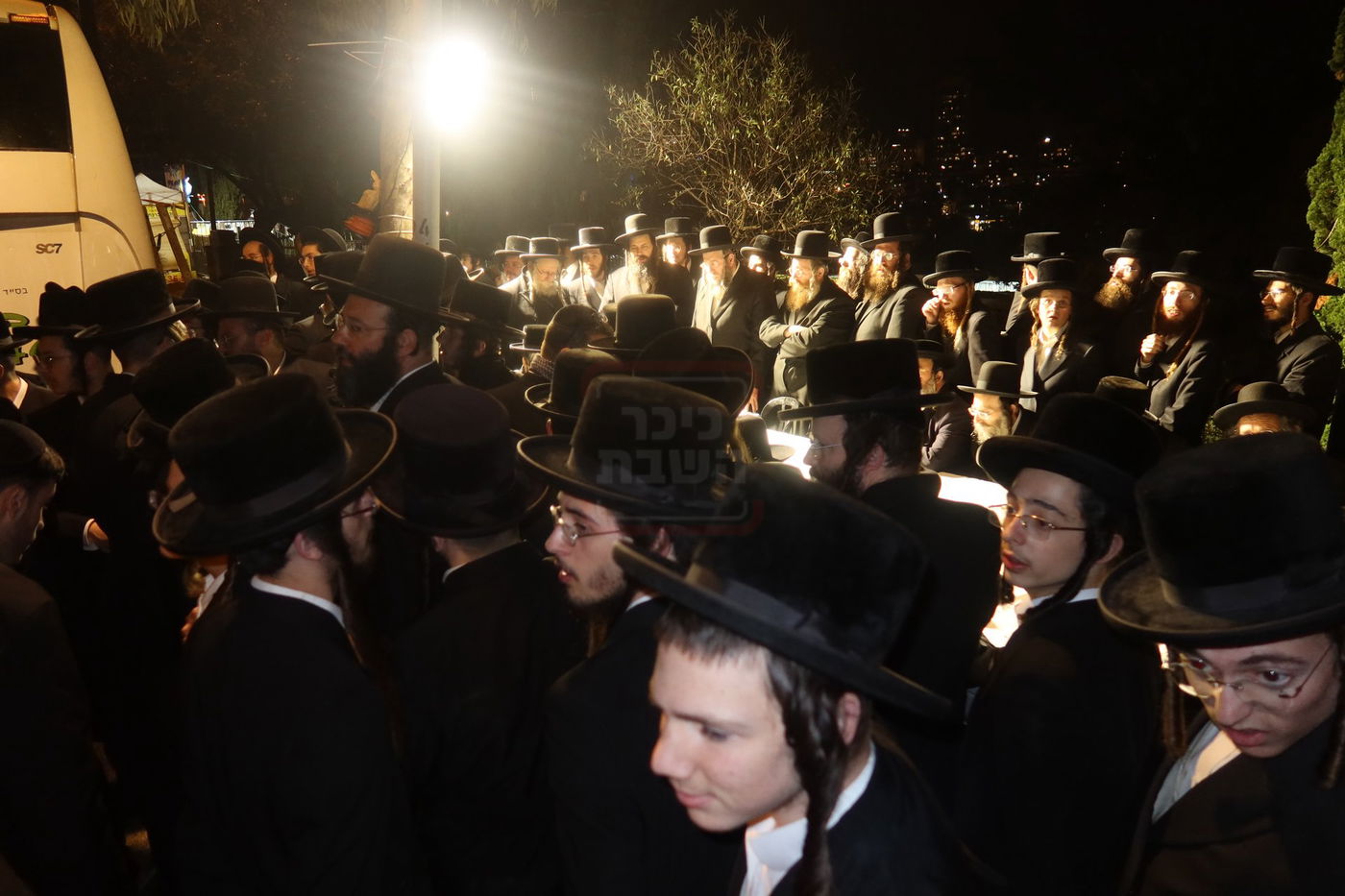 האדמו"ר מזוועהיל בתפילה בציון הק' בבית הקברות שייח באדר