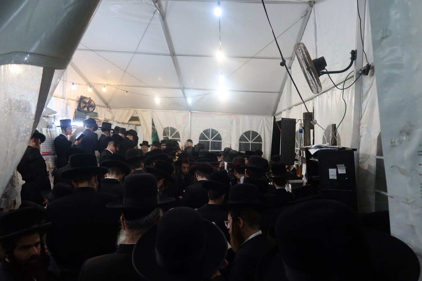 האדמו"ר מזוועהיל בתפילה בציון הק' בבית הקברות שייח באדר