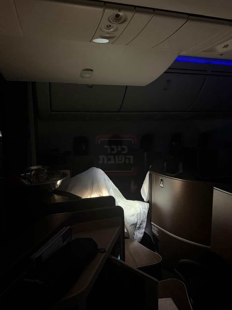 רבי צבי מאיר זילברברג עטוף בטלית במטוס