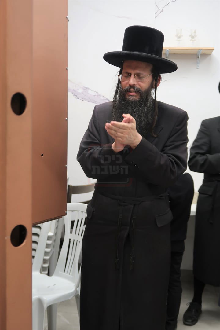 הכנסת ס"ת לביהמ"ד החסידי בשכונת מתחם הסופרים