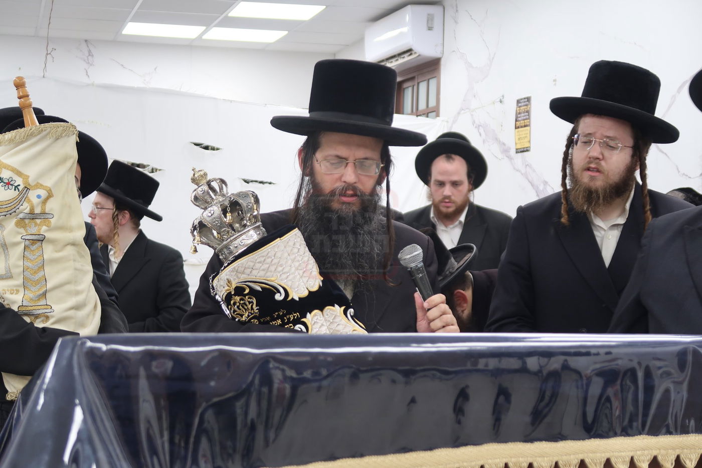 הכנסת ס"ת לביהמ"ד החסידי בשכונת מתחם הסופרים