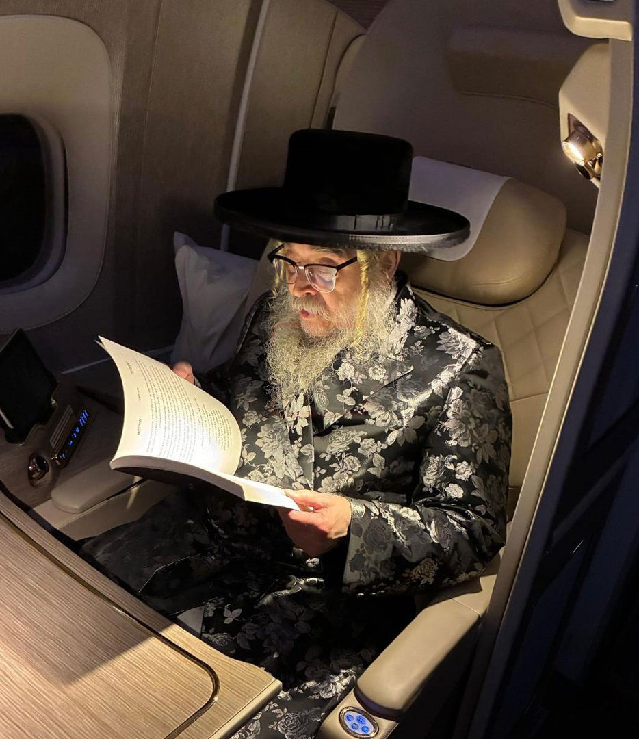 האדמו"ר מסאטמר בלימוד על המטוס