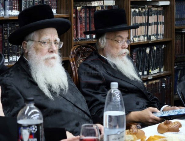 בעריכת השולחן עם אחיו יחידו, האדמו"ר משאץ ויז'ניץ