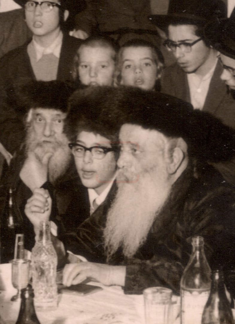 בילדותו עומד מאחורי זקינו ה'מקור ברוך' ודודו ה'אמרי חיים'