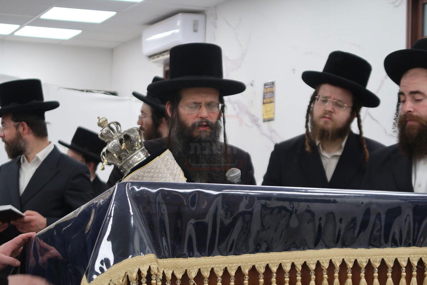 הכנסת ס"ת לביהמ"ד החסידי בשכונת מתחם הסופרים