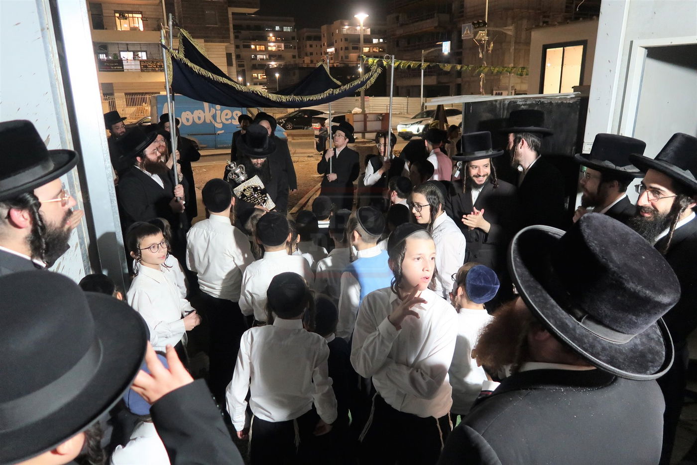 הכנסת ס"ת לביהמ"ד החסידי בשכונת מתחם הסופרים