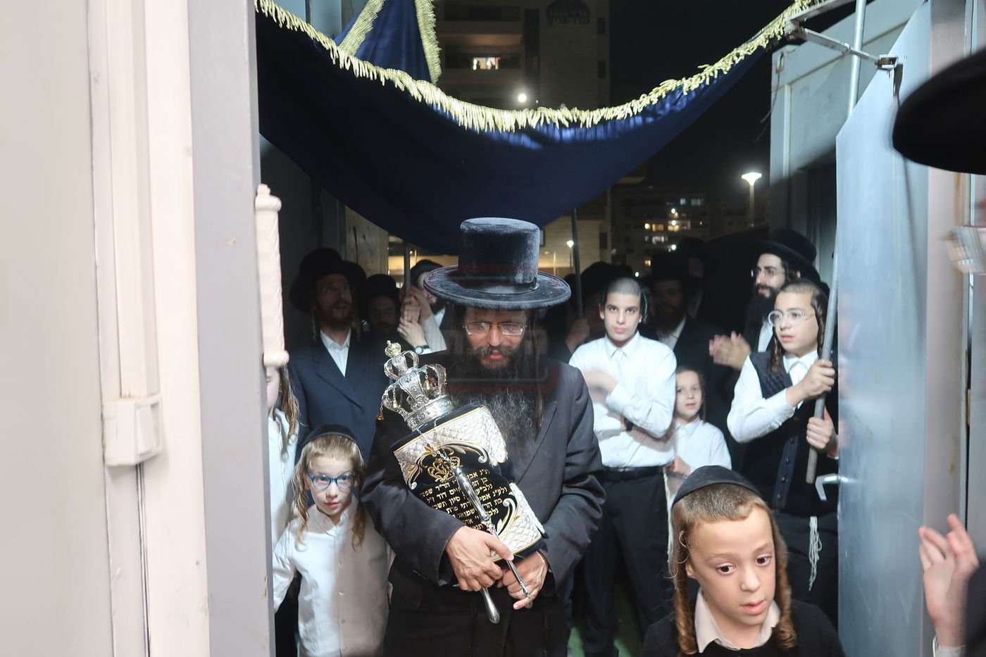 הכנסת ס"ת לביהמ"ד החסידי בשכונת מתחם הסופרים