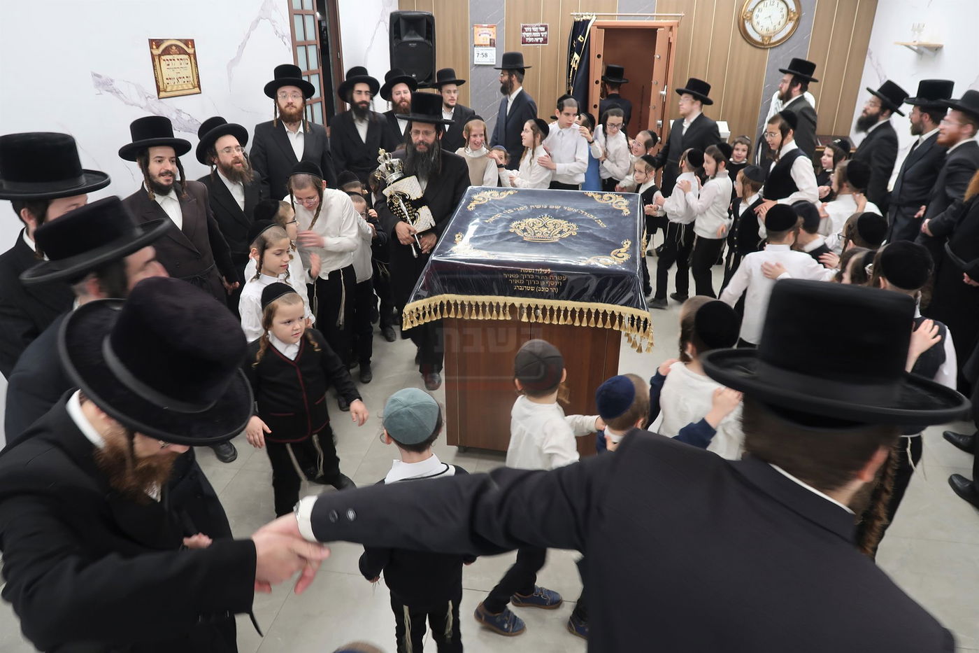 הכנסת ס"ת לביהמ"ד החסידי בשכונת מתחם הסופרים