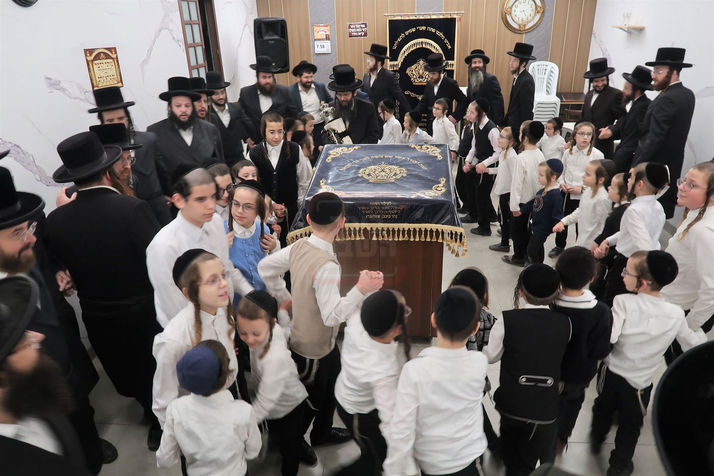 הכנסת ס"ת לביהמ"ד החסידי בשכונת מתחם הסופרים