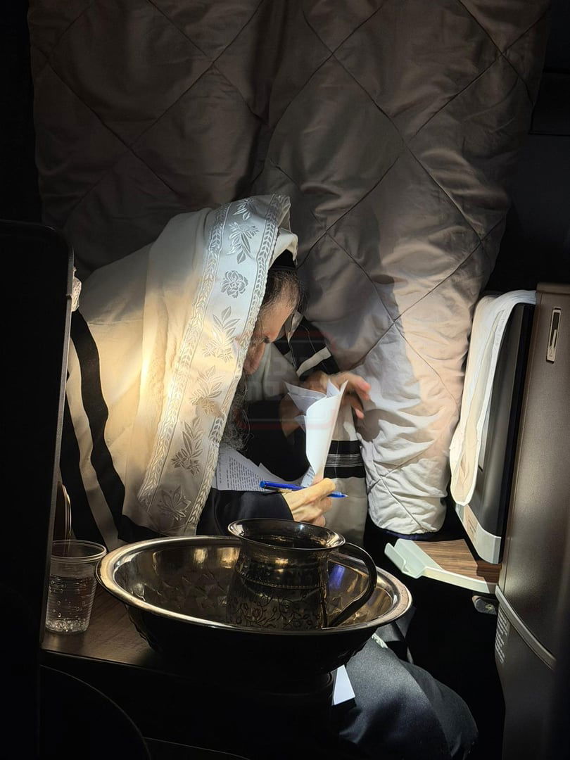 רבי צבי מאיר בכתיבת חידושי תורה על המטוס 