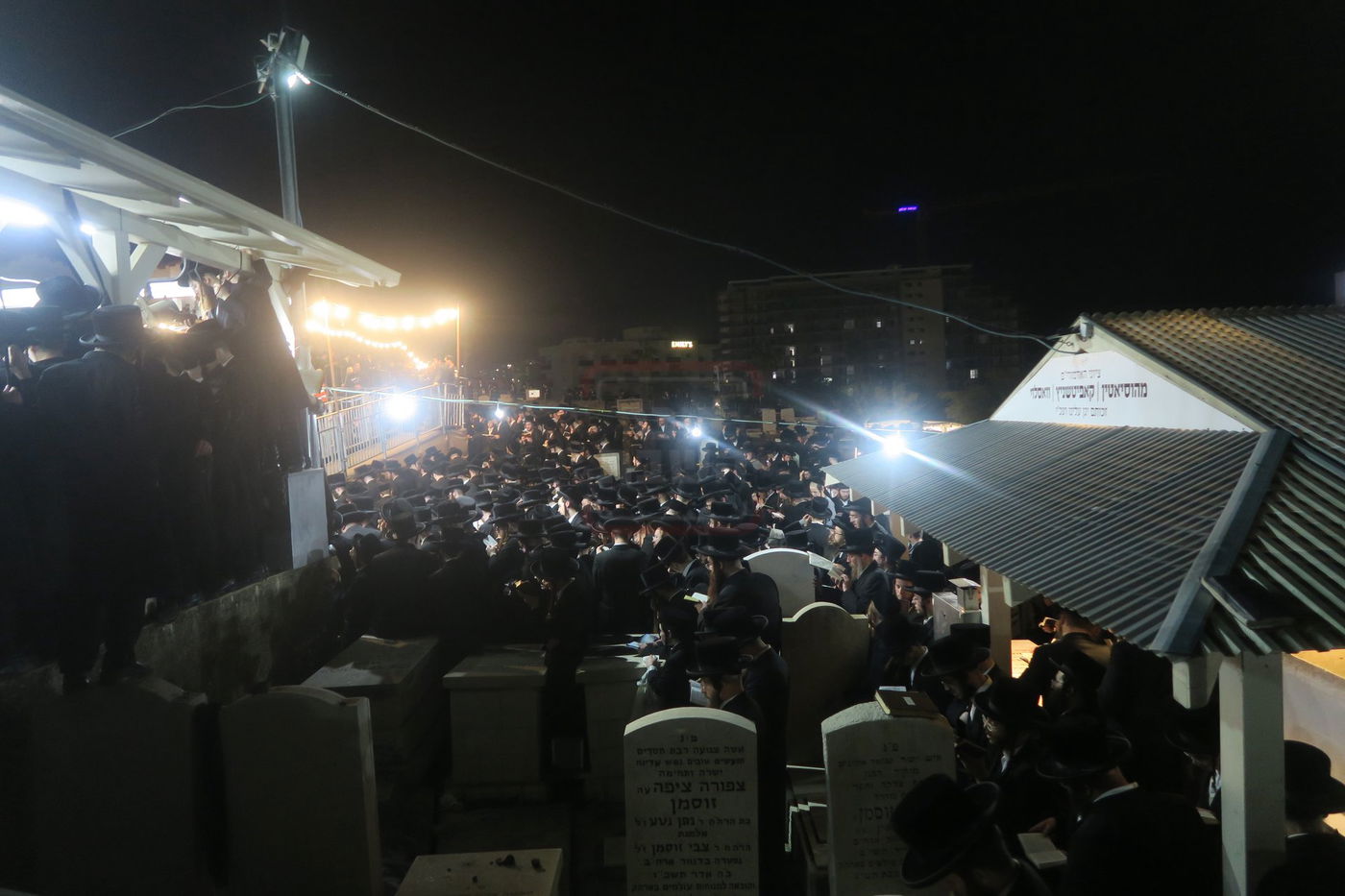 האדמו"ר מבעלזא בעליה לציון אביו זצ"ל בטבריה