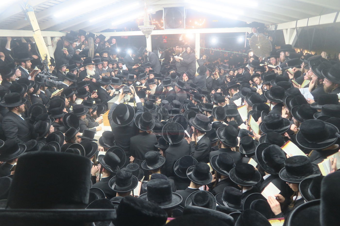 האדמו"ר מבעלזא בעליה לציון אביו זצ"ל בטבריה