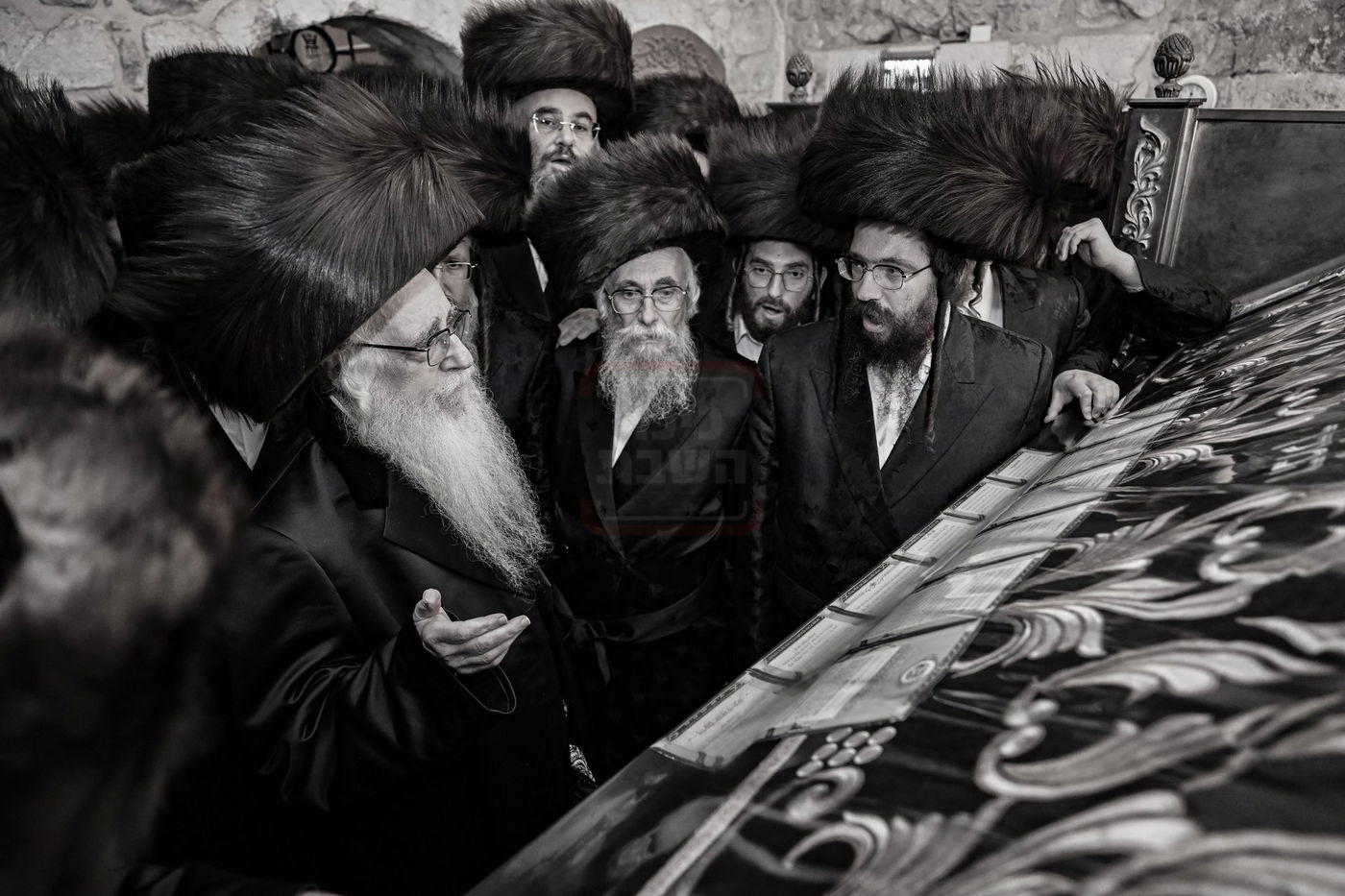 האדמו"ר מצאנז במוצאי שב"ק בכותל המערבי