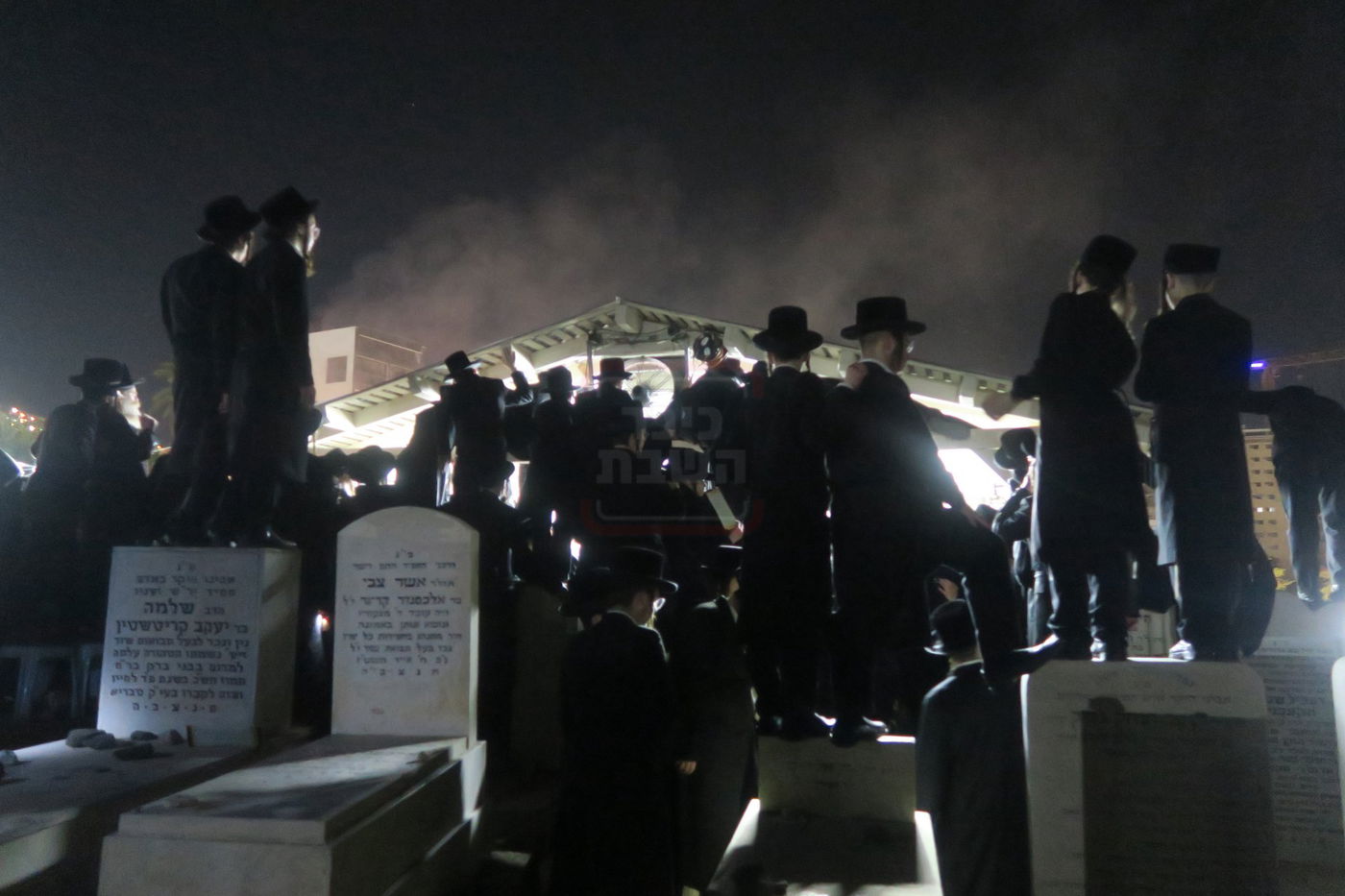 האדמו"ר מבעלזא בעליה לציון אביו זצ"ל בטבריה