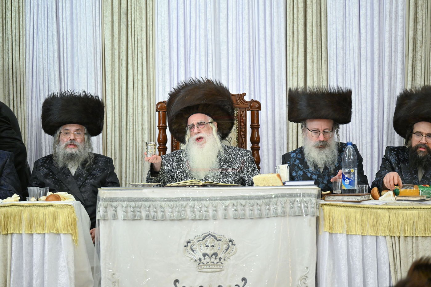 האדמו"ר מצאנז במוצאי שב"ק בכותל המערבי