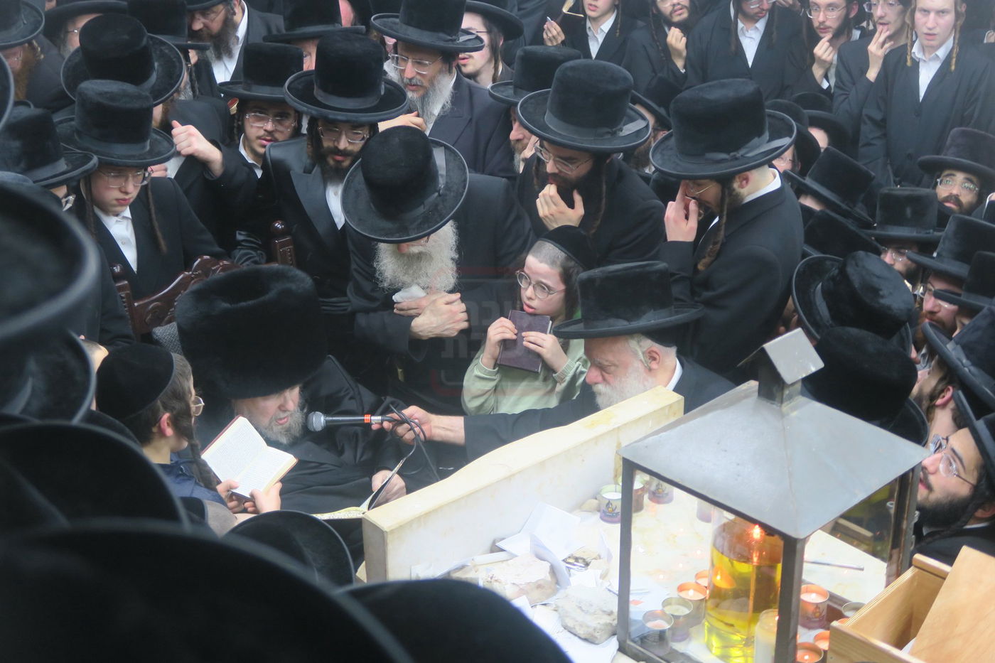 האדמו"ר מבעלזא בעליה לציון אביו זצ"ל בטבריה