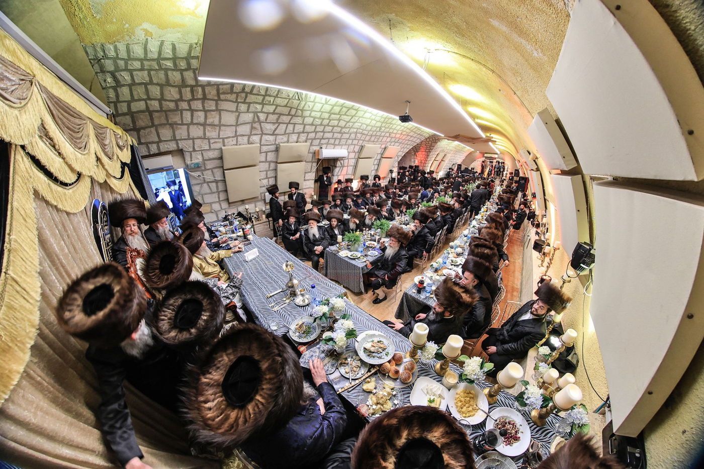 האדמו"ר מצאנז במוצאי שב"ק בכותל המערבי