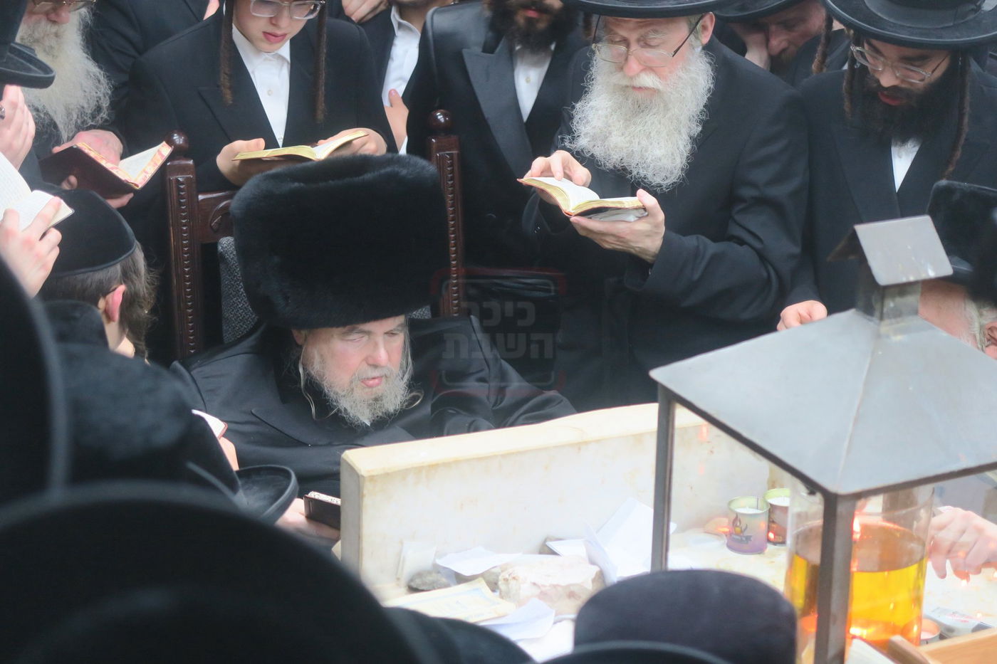 האדמו"ר מבעלזא בעליה לציון אביו זצ"ל בטבריה