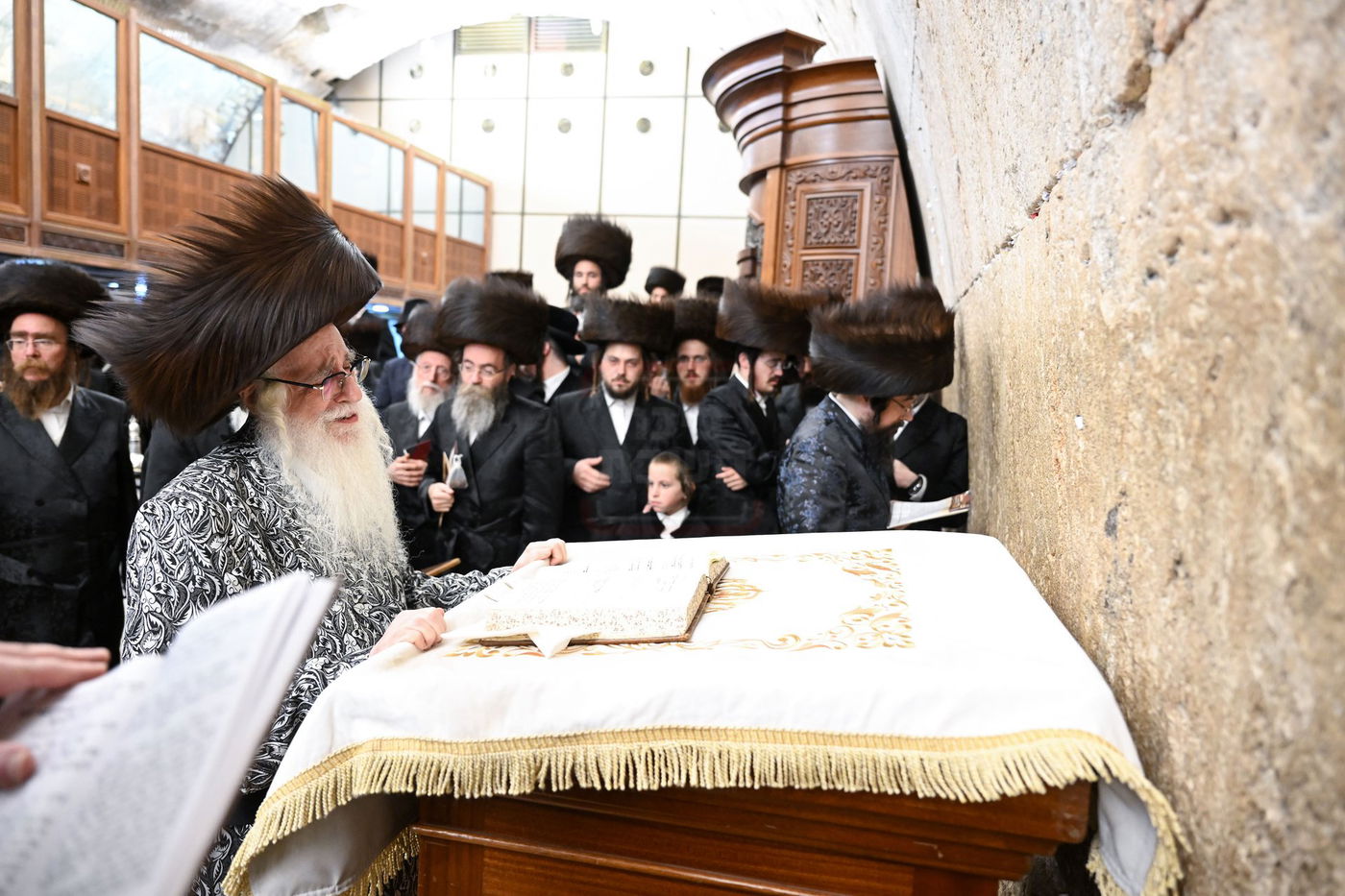 האדמו"ר מצאנז במוצאי שב"ק בכותל המערבי