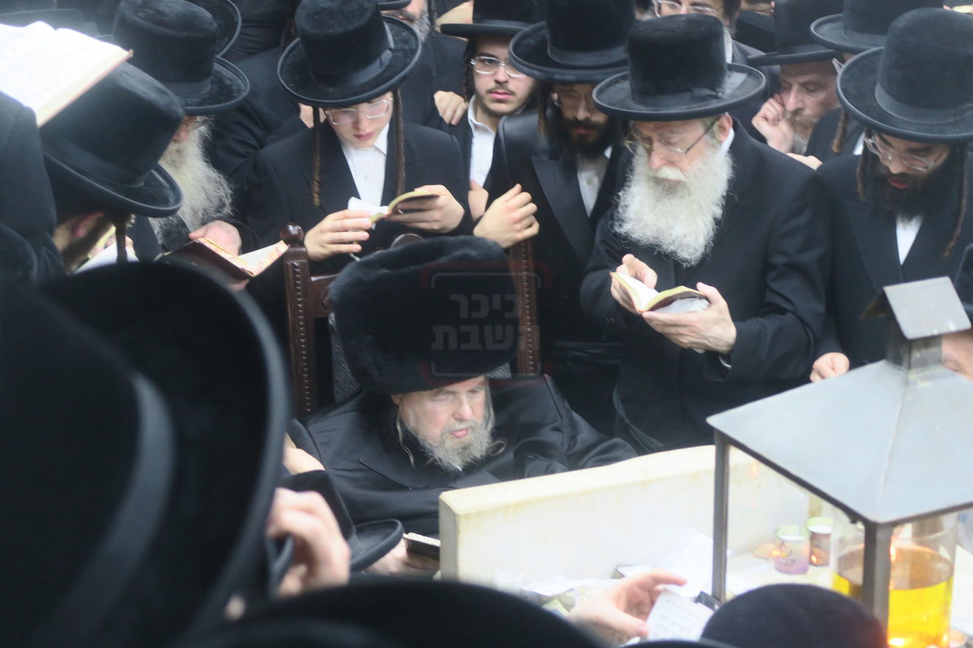 האדמו"ר מבעלזא בעליה לציון אביו זצ"ל בטבריה