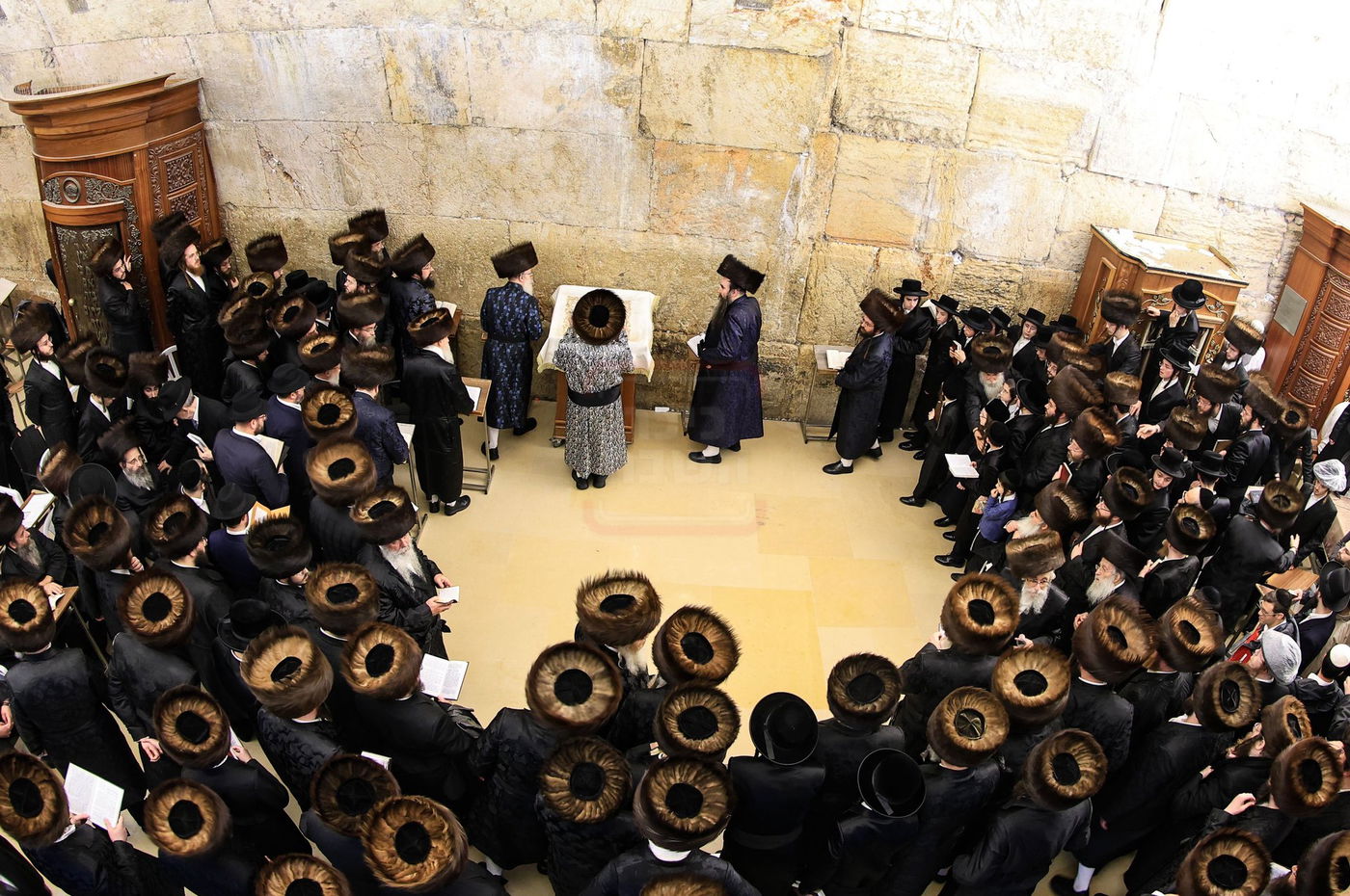 האדמו"ר מצאנז במוצאי שב"ק בכותל המערבי