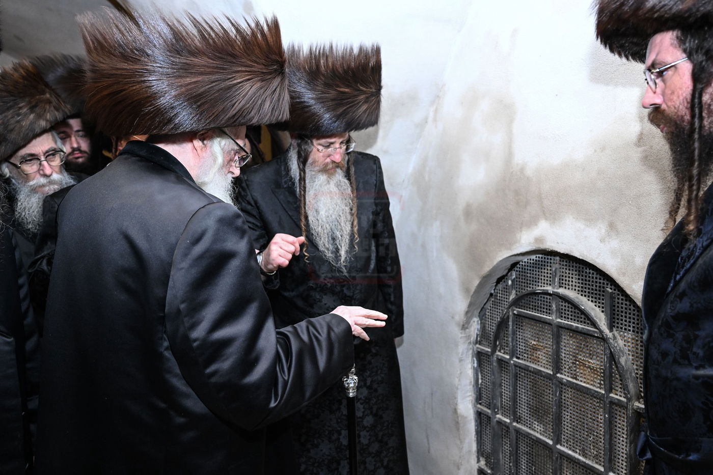 האדמו"ר מצאנז במוצאי שב"ק בכותל המערבי