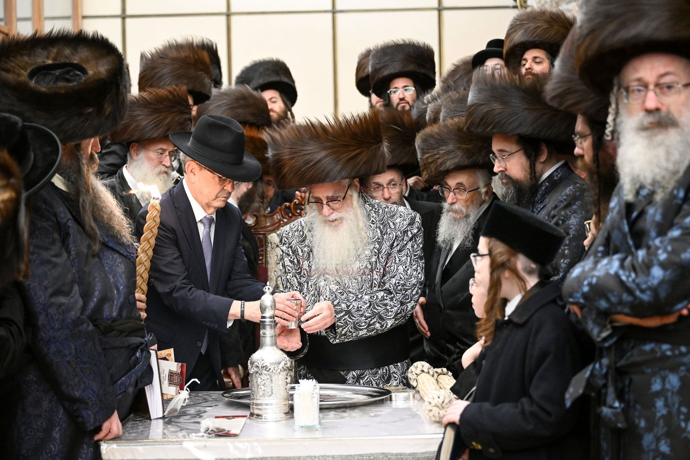 האדמו"ר מצאנז במוצאי שב"ק בכותל המערבי