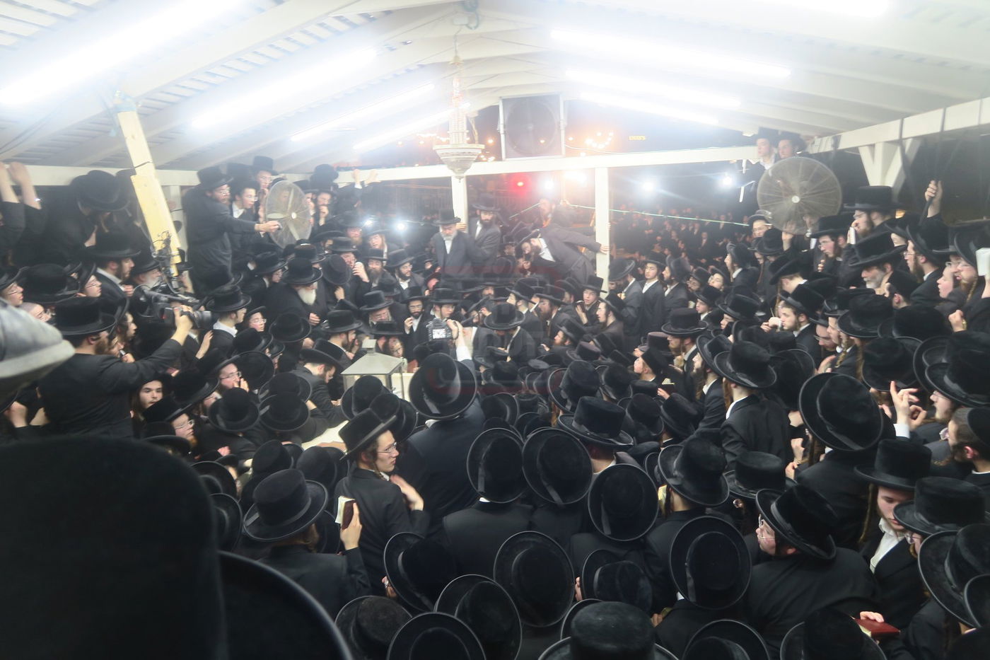 האדמו"ר מבעלזא בעליה לציון אביו זצ"ל בטבריה