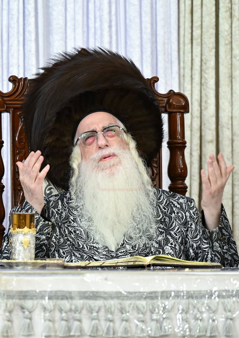 האדמו"ר מצאנז במוצאי שב"ק בכותל המערבי