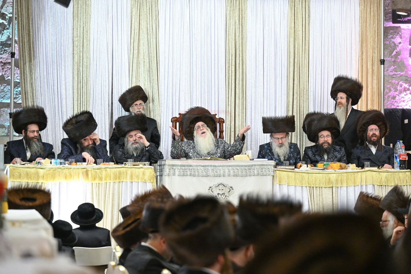 האדמו"ר מצאנז במוצאי שב"ק בכותל המערבי