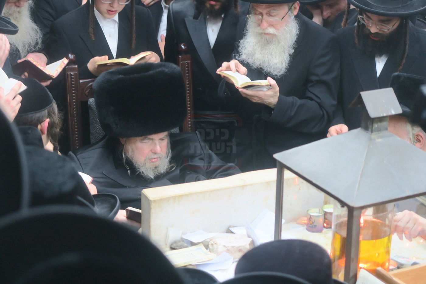 האדמו"ר מבעלזא בעליה לציון אביו זצ"ל בטבריה