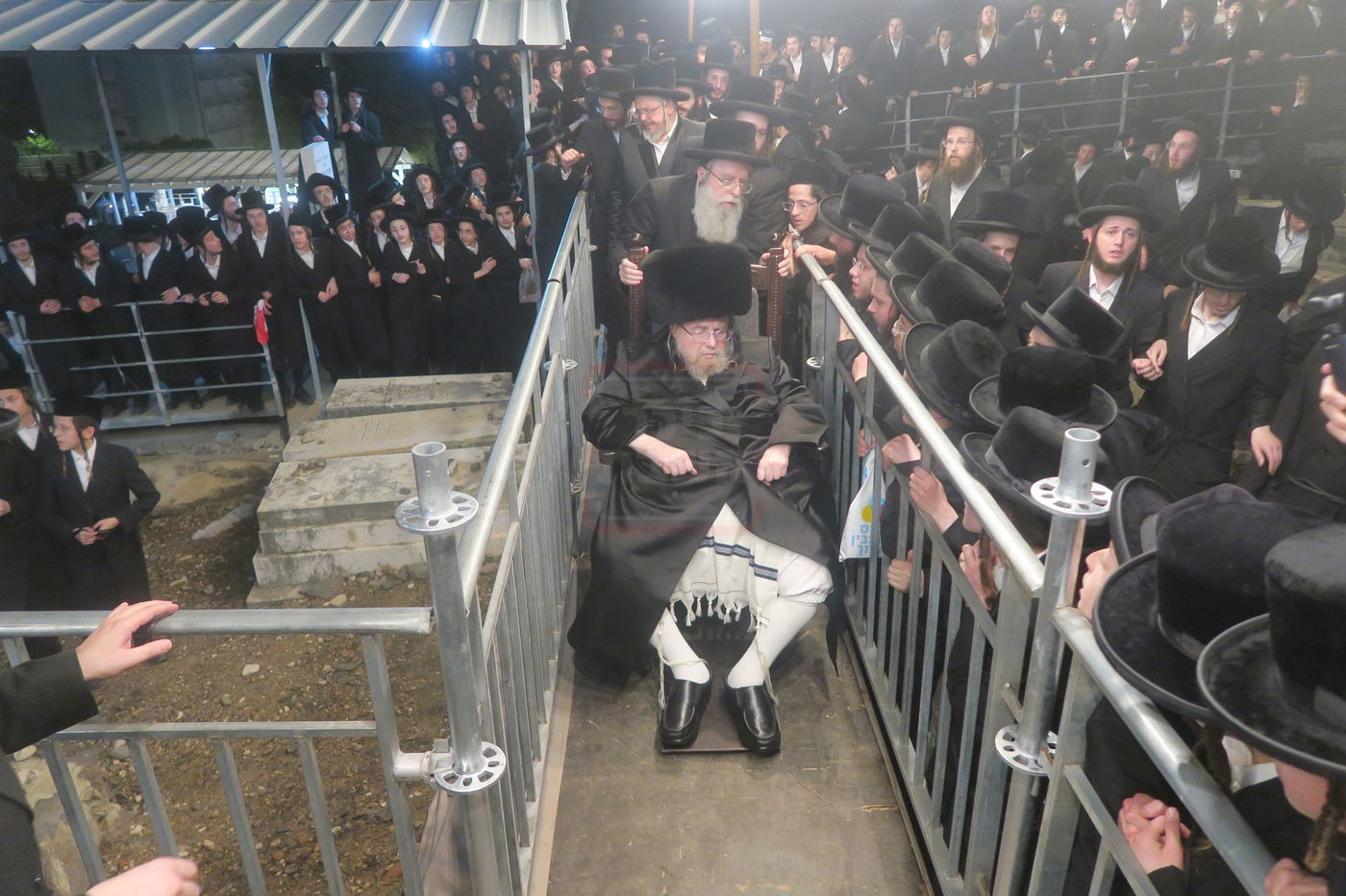 האדמו"ר מבעלזא בעליה לציון אביו זצ"ל בטבריה