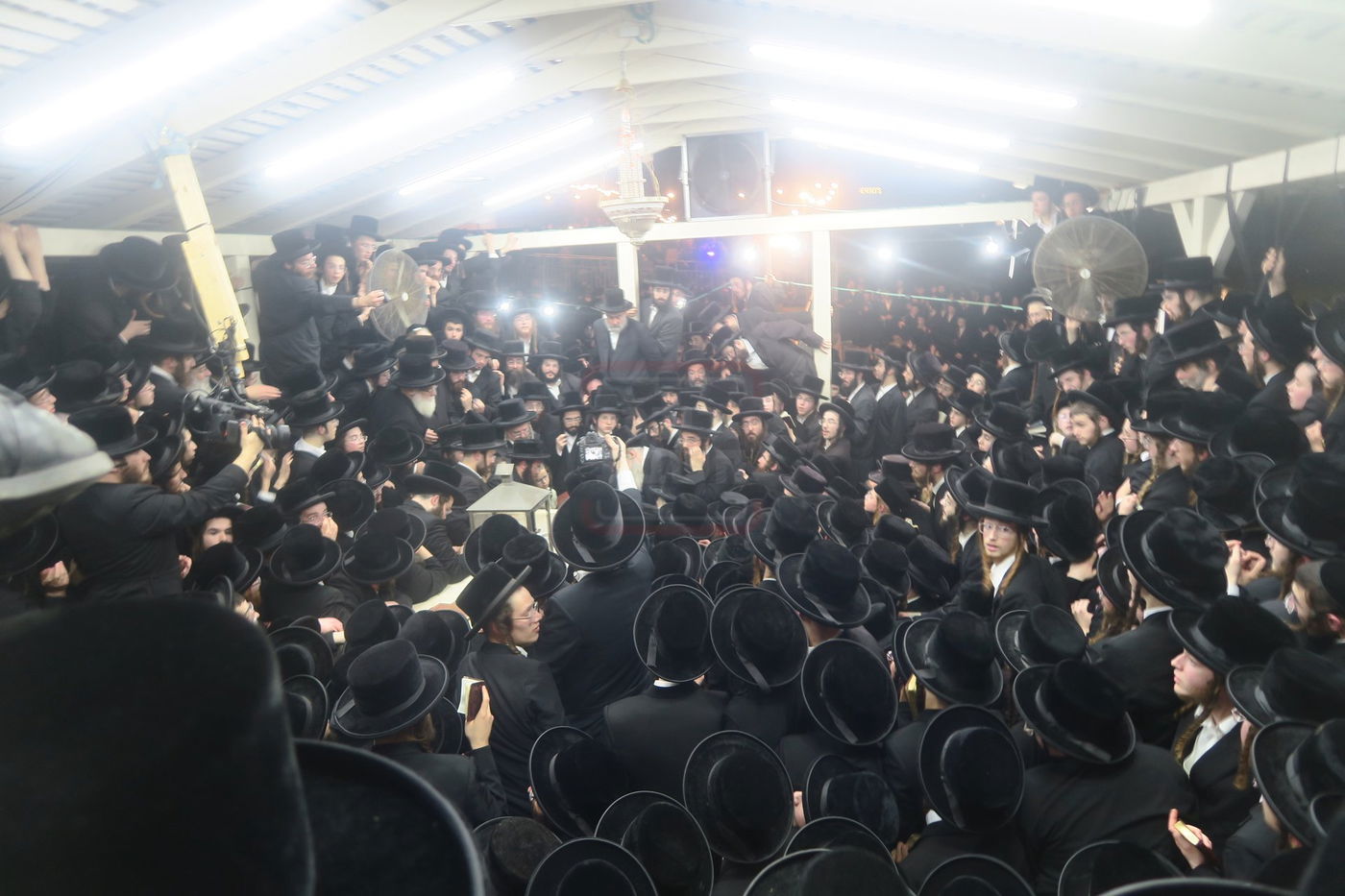 האדמו"ר מבעלזא בעליה לציון אביו זצ"ל בטבריה