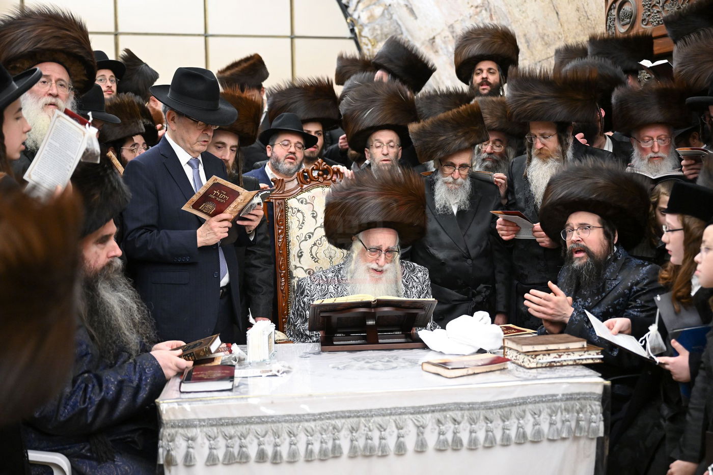 האדמו"ר מצאנז במוצאי שב"ק בכותל המערבי