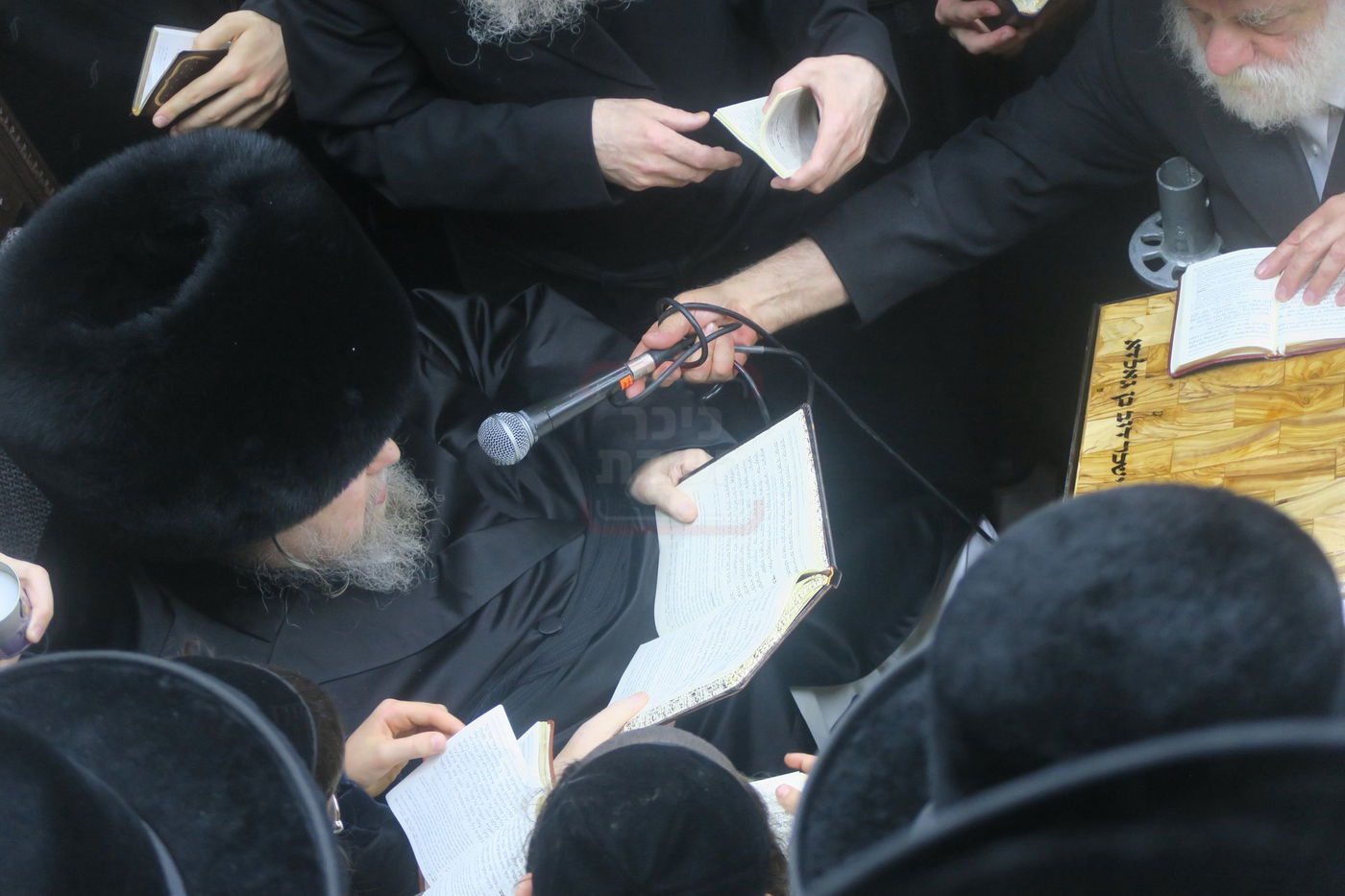 האדמו"ר מבעלזא בעליה לציון אביו זצ"ל בטבריה