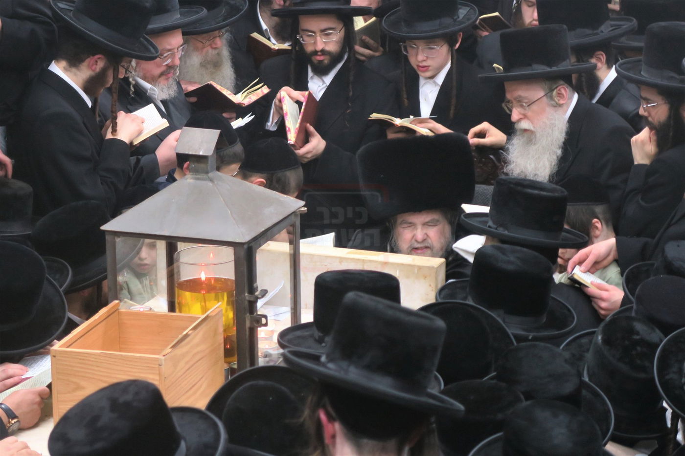 האדמו"ר מבעלזא בעליה לציון אביו זצ"ל בטבריה