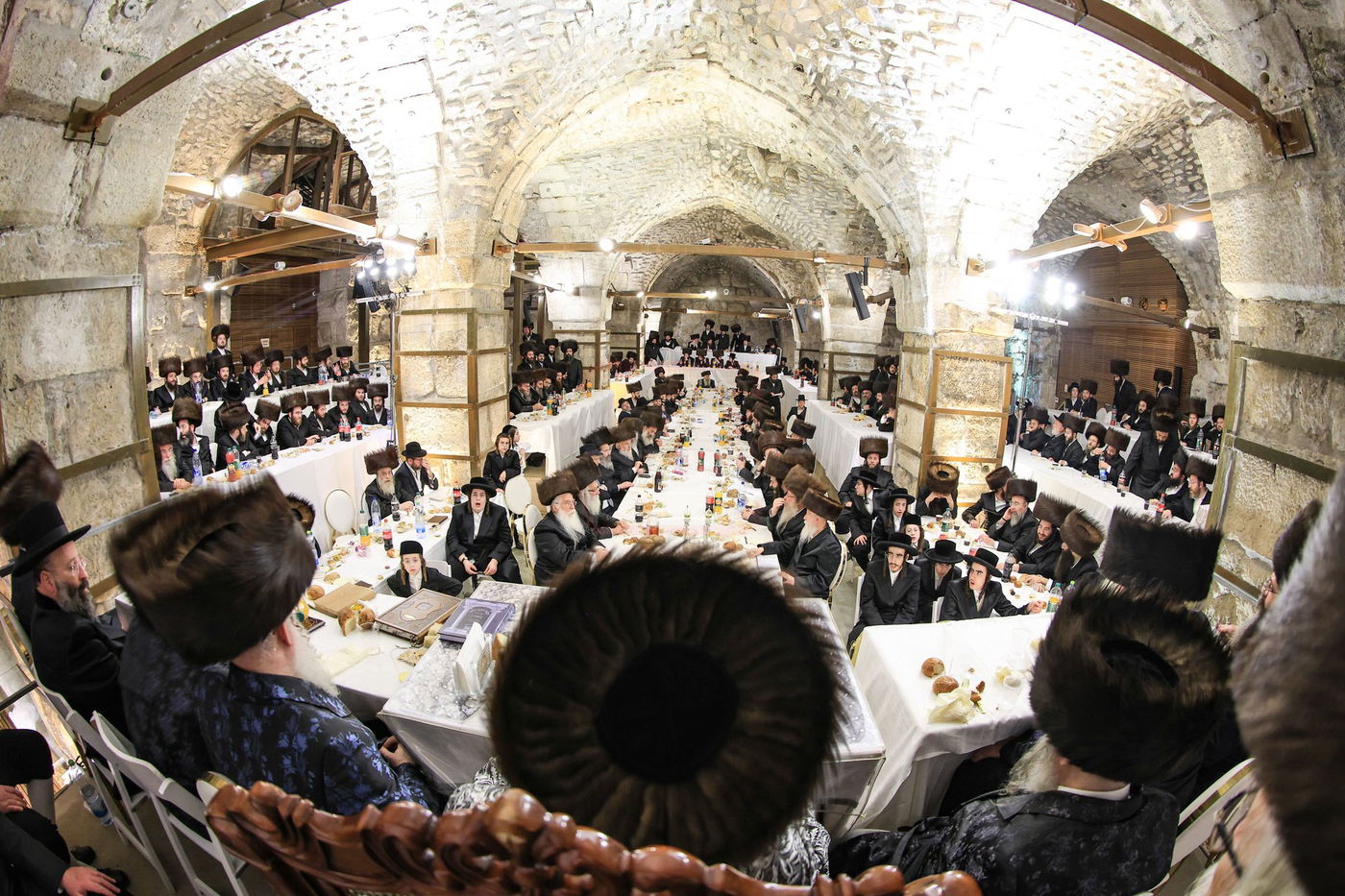האדמו"ר מצאנז במוצאי שב"ק בכותל המערבי