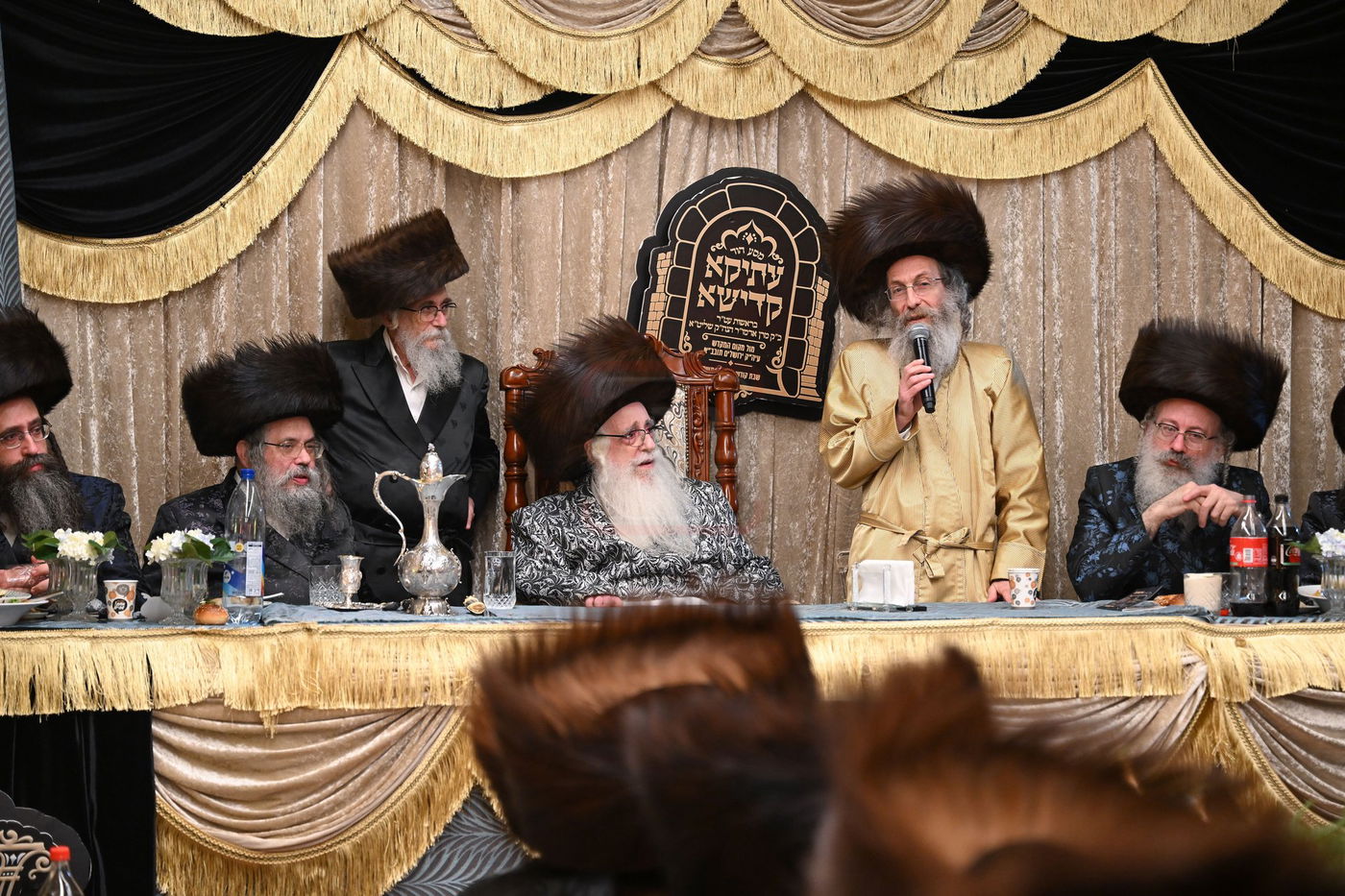 האדמו"ר מצאנז במוצאי שב"ק בכותל המערבי