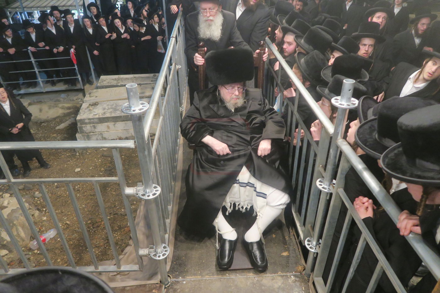 האדמו"ר מבעלזא בעליה לציון אביו זצ"ל בטבריה