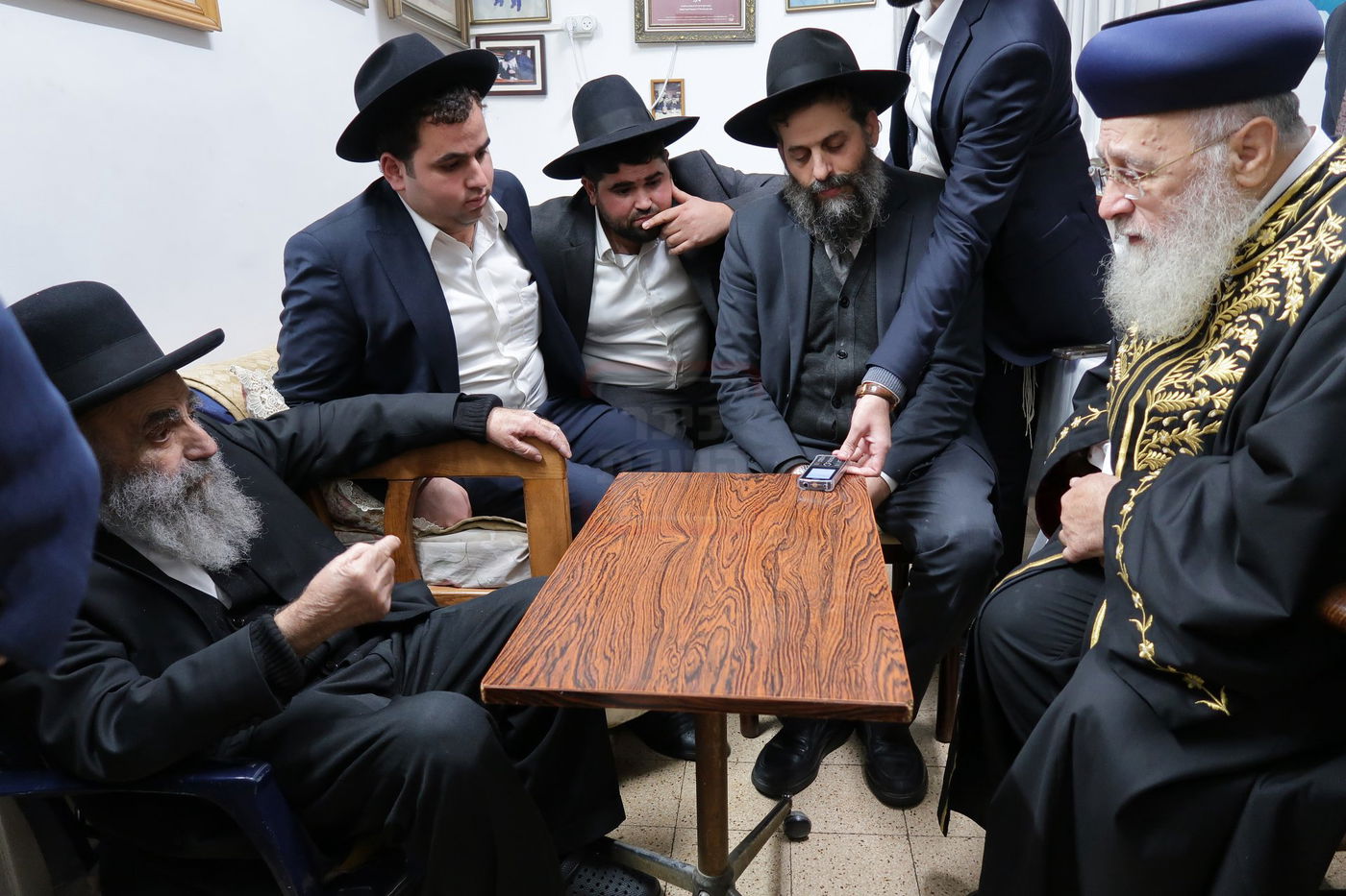 ניחום אבלים אצל הגר"מ צדקה