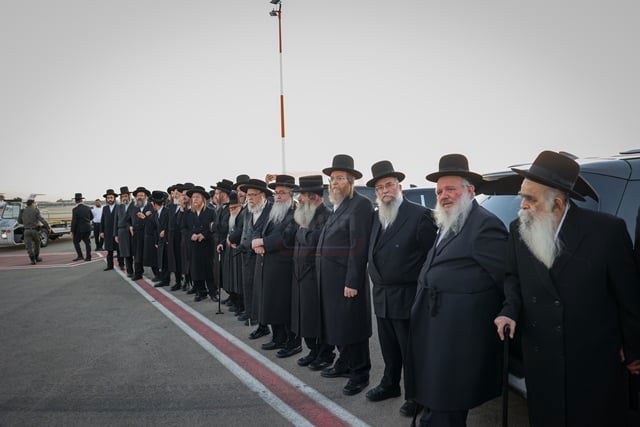 זקני חסידי סאטמר ממתינים בשטח האווירי