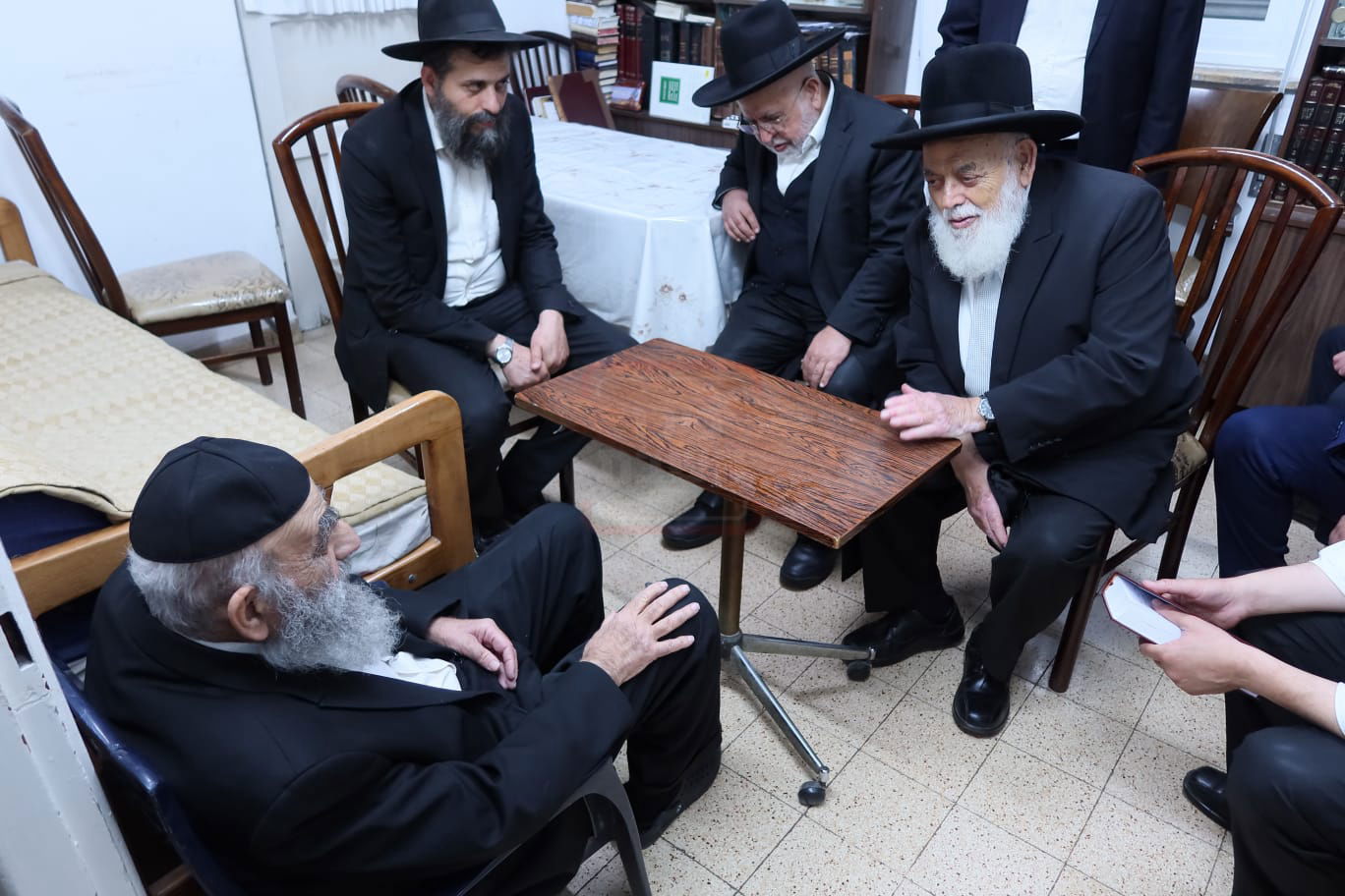 ניחום אבלים אצל הגר"מ צדקה