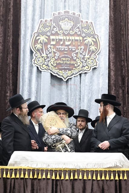 מעמד קבלת הפנים להאדמו"ר מסאטמר בשילוב סיום כתיבת ס"ת